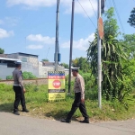 Petugas dari Satlantas Polres Blitar Kota saat melakukan pengawasan perlintasan KA tanpa palang.