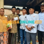 Gus Barra saat menyerahkan santunan kepada korban kebakaran di Desa Baureno, Kecamatan Jatirejo, Kabupaten Mojokerto. Foto: ROCHMAT SAIFUL ARIS/BANGSAONLINE