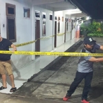 Rumah karaoke di Desa Pagergunung, Kecamatan Kesamben, Kabupaten Blitar yang digerebek polisi dipasang police line.