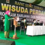 Gubernur Jawa Timur Khofifah Indar Parawansa saat menyampaikan orasi ilmiah  dalam Rapat Terbuka Wisuda Perdana Sarjana dan Pascasarjana Institut Pesantren KH Abdul Chalim (IKHAC) di Pacet Mojokerto Jawa Timur, Ahad (31/8/2020). foto: nanang fachrurozi/ bangsaonline.com