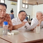 Rudy Djaja Siaputra dan jajaran direksi ketika memberikan keterangan pers. foto: SYUHUD/ BANGSAONLINE