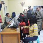 Petugas Satpol PP Kota Malang melakukan pendataan terhadap PSK dan Waria yang berhasil dijaring dalam razia rutin. foto: iwan irawan/BANGSAONLINE