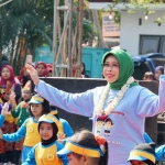 Bunda PAUD Kota Pasuruan, Fatma Saifullah Yusuf, saat bersama pelajar.