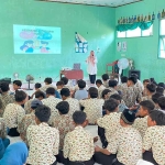 Kepala Puskesmas Panceng, Kabupaten Gresik, dr. Mujtahidah saat menjelaskan kepada para siswa tentang pentingnya pola hidup sehat. (Ist)