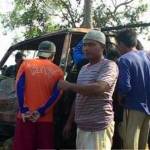 Mobil penambang pasir yang dibakar warga. foto: beritajatim