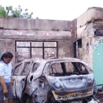 Rumah dan mobil aktivis LSM yang terbakar di Desa Pecoro, Kecamatan Rambipuji, Kabupaten Jember. foto: ANTARA