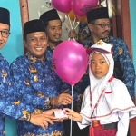 Bupati dan Wakil Bupati Pamekasan saat menyerahkan KIA di Kecamatan Waru.