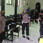 Kabag Ops Polres Kediri Kota Kompol Abraham Sisik (dua dari kiri) saat memimpin sterilisasi salah satu gereja di Kota Kediri. (foto: ist.)