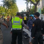 Warga yang kedapatan tidak memakai masker dihadang petugas. (foto: ist).