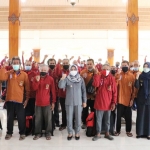 Wali Kota Mojokerto Ika Puspitasari foto bersama para tukang becak usai acara sosialisasi.