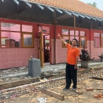 Agus Maryanto, salah satu guru SDN Gading, sedang menunjukkan pembagunan ruang kelas menggunakan DAK 2023.