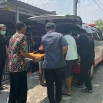 Petugas saat mengevakuasi jenazah seorang kakek yang tewas tenggelam di Bluru Kidul, Sidoarjo.