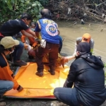 Mayat korban saat dilakukan evakuasi dari sungai.