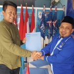 Dedy Irawan, utusan Moh. Qosim diterima Pengurus PD Gresik Fuad saat mengambil formulir penjaringan bacabup. foto: SYUHUD/ BANGSAONLINE