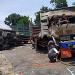 Kondisi dua truk yang menutupi jalan setelah terlibat kecelakaan. foto: AAN AMRULLOH/ BANGSAONLINE