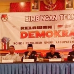 KPU Lamongan ketika memberi paparan pada anggota relawan demokrasi.