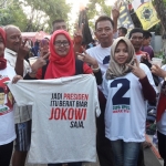 Ketua DPC PDIP Gresik Ir. Hj. Siti Muafiyah (kiri) membagikan takjil dan kaos dukungan untu Jokowi sebagai Presiden 2019-2024.