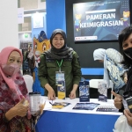 Warga yang mengunjungi stan Kantor Imigrasi Malang mendapatkan merchandise gratis.