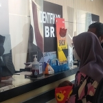 Korban pemerkosaan di Banyuwangi saat membuat laporan ke polisi.