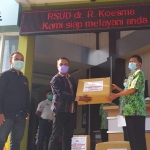 Korda Matraman AMSI Jatim, M. Abdul Qohar menyerahkan paket APD kepada Dirut RSUD Dr. R. Koesma Tuban, dr. Saiful Hadi.