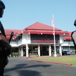 Kantor Wali Kota Blitar tampak dijaga ketat oleh petugas Kepolisian.