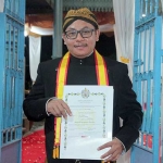 
KRT Kriyonegoro Drs. H. Sutiaji Dipuro, menunjukan sertifikat penganugerahan gelar kehormatannya dari Raja Surakarta, Hadiningrat Pakoeboewono XIII, usai dilantik beberapa hari lalu di Keraton Surakarta Solo.
