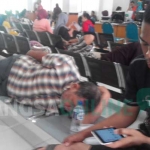 Panjangnya antrean pasien di loket obat RSUD Wahidin tak ayal membuat pasien jengah. Bahkan ada yang pilih tidur, daripada pingsan akibat lamanya layanan di RS ini. foto: YUDI EP/ BANGSAONLINE