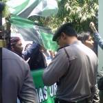 Mahasiswa HMI Surabaya saat berdemo di kantor Kejati Jatim, Rabu (24/9/2014). foto: Nur Faishal/Bangsa Online