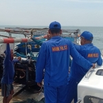 Petugas Polairud Polres Bangkalan saat mengamankan kapal dan ABK.