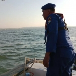 Anggota Satpolairud Polres Lamongan saat melakukan pencarian nelayan asal Tuban yang dilaporkan hilang di perairan Brondong