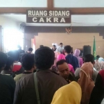 Ribuan warga Tuban antre mendapatkan surat keterangan tidak pernah dipidana dari PN setempat. foto: GUNAWAN/ BANGSAONLINE