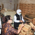 Didampingi Wali Kota Pasuruan Saifullah Yusuf, Gubernur Khofifah mengunjungi UPT Industri (UPTI) Kayu dan Produk Kayu milik Disperindag Jatim, Senin (24/5) sore.