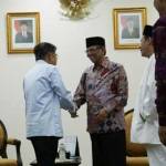 Kiai Hasyim Muzadi saat diterima Wapres Jusuf Kalla didampingi KH Habib Lutfi Bin Yahya dan Prof Dr Mudjia Rahardjo. foto: BANGSAONLINE