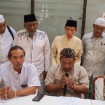 Nur Hudi Didin Arianto (dari kiri ke kanan), Arif Saifullah, Saiful Arif, dan Krisna saat melakukan pertaubatan dengan disaksikan Ketua MUI Gresik KH Mansoer Shodiq dan ormas Islam. foto: SYUHUD/BANGSAONLINE.com