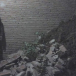 Kondisi rumah Suryadi yang hancur dilabrak longsor.