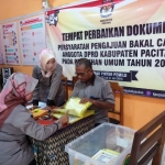 Sekretariat KPU saat melakukan proses penerimaan berkas perbaikan bacaleg.
