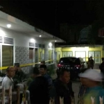 Petugas berjaga di depan rumah kontrakan terduga teroris yang ditangkap. 