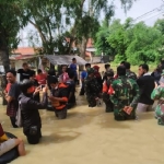 
Situasi evakuasi jenasah korban tersengat aliran listrik di desa Laden Pamekasan. 