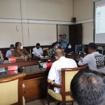 Rapat persiapan penyambutan Wali Kota Surabaya dan Wakil Wali Kota Surabaya baru yang bakal dilantik di Gedung Negara Grahadi, Jumat (26/2/2021) besok. (foto: ist)