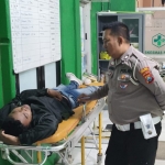 Anggota Satlantas Polres Pamekasan saat mengecek kondisi korban laka di Puskesmas Proppo