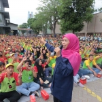 Calon Gubernur Jawa Timur nomor urut 2, Khofifah Indar Parawansa, saat menyapa ribuan pekerja PT Integra Indocabinet, Sidoarjo.