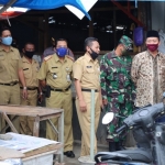 Kepala Diskoperindag, Agus Wijaya mendampingi Bupati Tuban saat meninjau Pasar Bongkaran. 