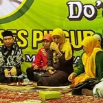 Politikus PKB Ir. Fandi Utomo bersama Khofifah menghadiri pengajian umum dan Doa Bersama Muslimat NU Surabaya. foto: DIDI ROSADI/ BANGSAONLINE