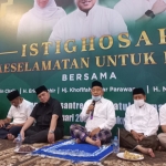 Tampak Kiai Asep (pegang mik) saat memimpin istighosah dan doa bersama. Acara itu dihadiri sejumlah tokoh nasional, antara lain Menteri BUMN Erick Thohir dan Dahlan Iskan. foto: Rochmat Saiful Aris/ BANGSAONLINE