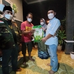 Wakil Bupati Mojokerto, Muhammad Al Barra, saat mengunjungi rumah korban terdampak puting beliung. 