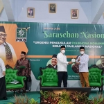 Marwan Dasopang, Anggota Komisi VIII saat menerima cinderamata dari Fauzan Fuadi, Pengurus DPW PKB Jawa Timur. foto: fauzi/ bangsaonline