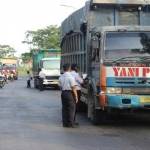 Petugas Dishub Gresik ketika merazia dump truk pemuat bahan tambang. foto: SYUHUD/ BANGSAONLINE