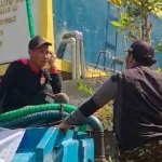 Tim dari BPBD Kabupaten Kediri bersama relawan saat melakukan pengisian tandon air di Desa Ponggok. Foto: Ist