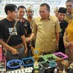  Penjabat Bupati Gresik Akmal Boedianto saat meninjau pameran akik di WEP. foto: syuhud/BANGSAONLINE