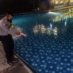 Petugas saat melakukan olah TKP di kolam renang Hotel Bukit Daun. (foto: ist.)